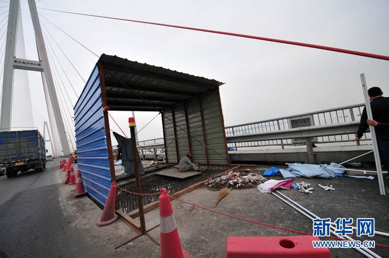 施工人员在武汉长江三桥上维修.jpg