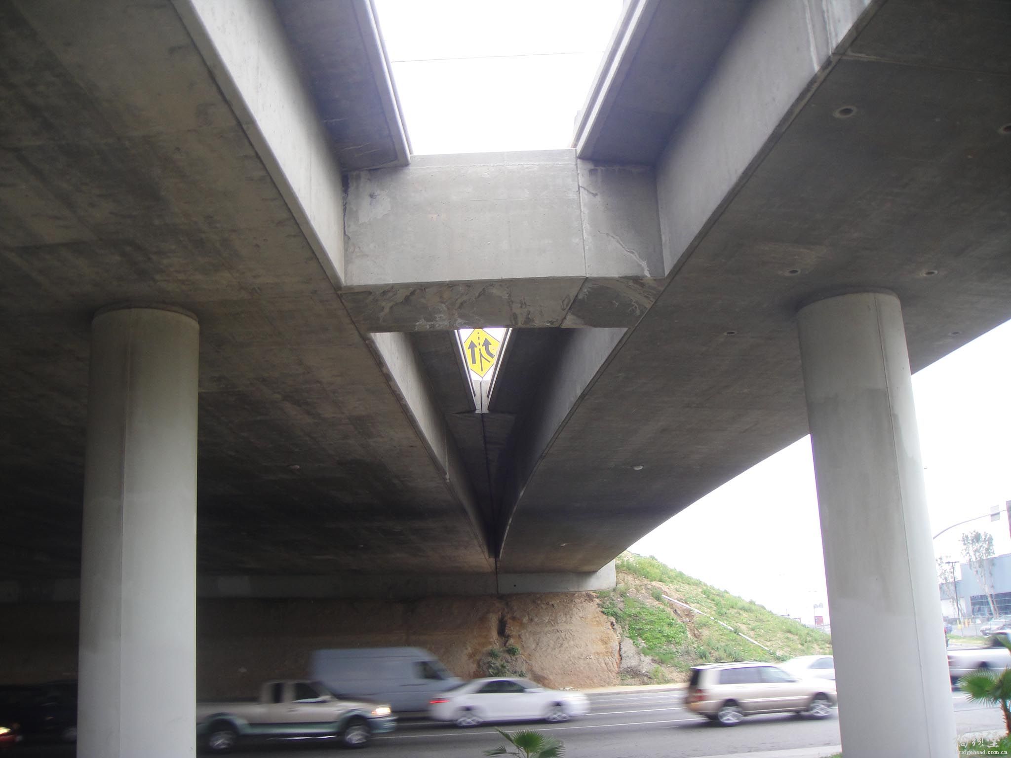 洛杉矶91号高速公路匝道桥桥台正面0.jpg