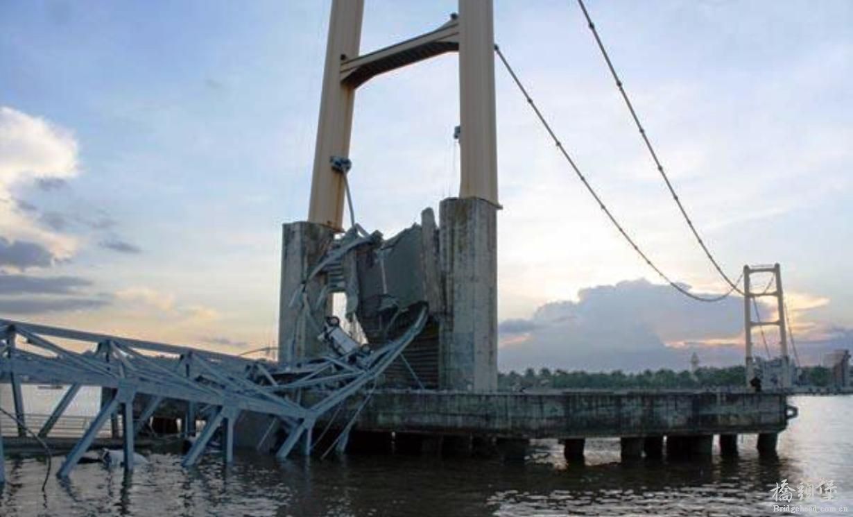 印度尼西亚东加里曼丹省马哈坎河卡达尼加拉大桥（kartanegara Bridge）2011年11月26日垮塌