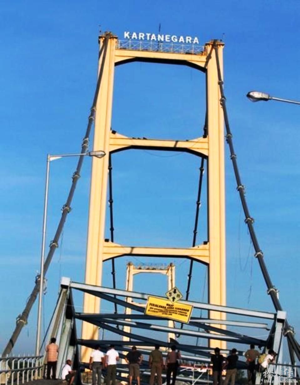 印度尼西亚东加里曼丹省马哈坎河卡达尼加拉大桥（kartanegara Bridge）——2011年11月26日垮塌