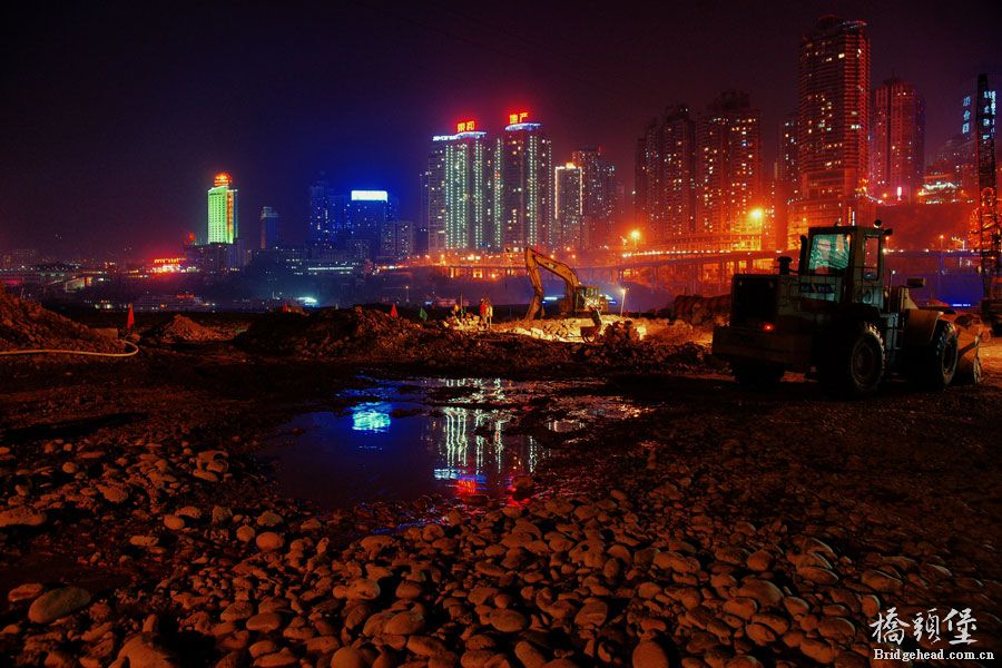 《千厮门大桥工地夜景》组照1.jpg