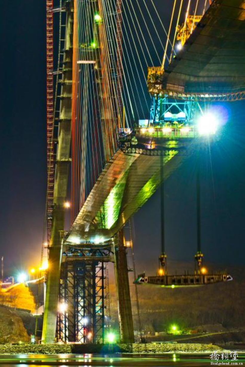 俄罗斯海参崴俄罗斯岛跨海大桥（Russky Island Bridge）施工场景