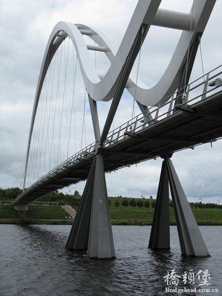 infinity_bridge_central_pier_small_arch_2.jpg