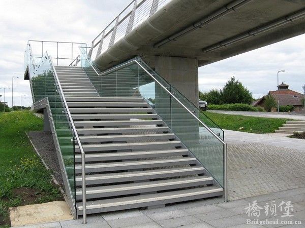 infinity_bridge_steps_on_south_side.jpg