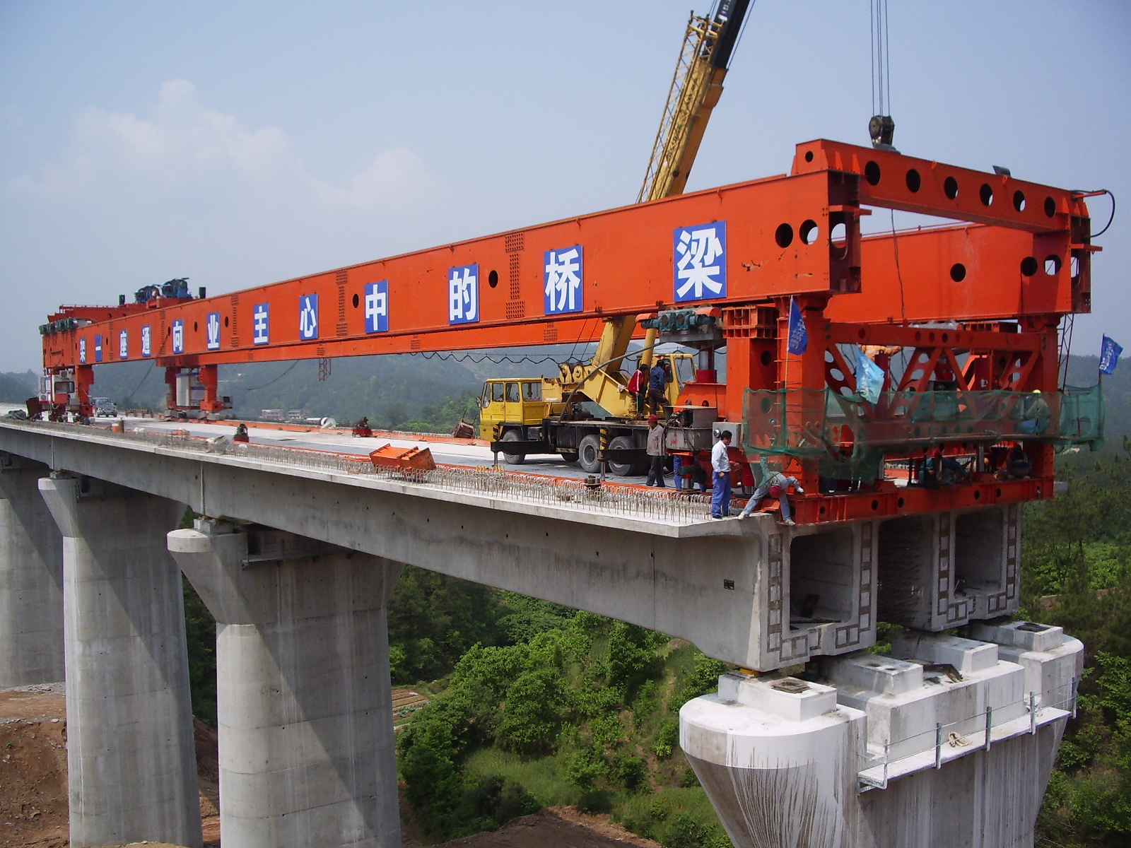 124整备完成的架桥机准备跨墩架梁.JPG