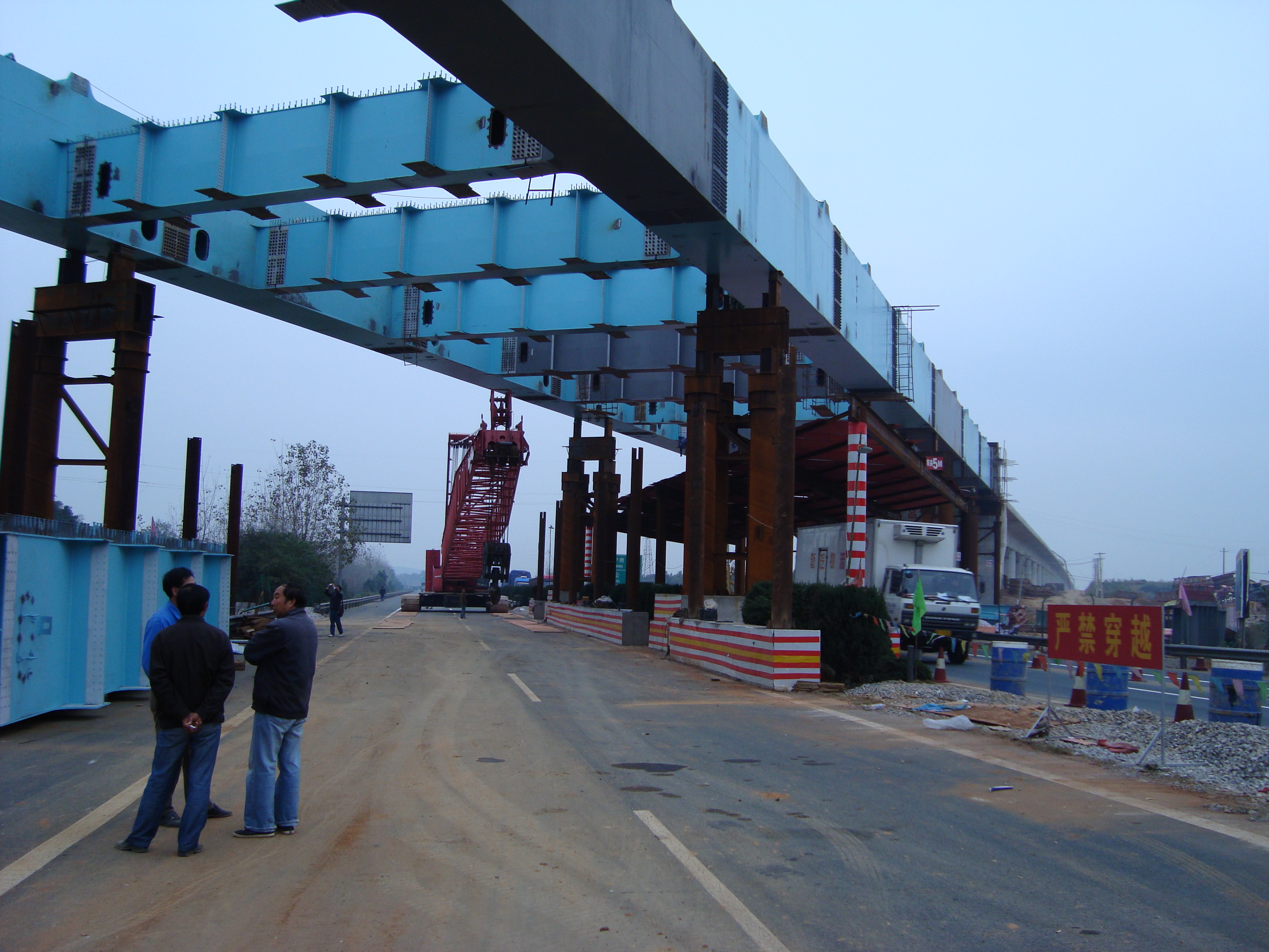 汀泗河特大桥由中铁十一局承建施工，钢箱系杆拱桥由武桥重工集团股份有限公司制造。