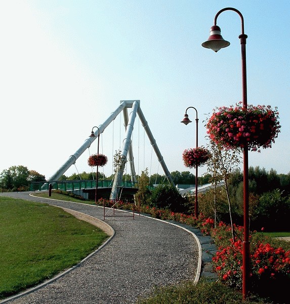 Footbridge across the Aisne at Soissons.jpg