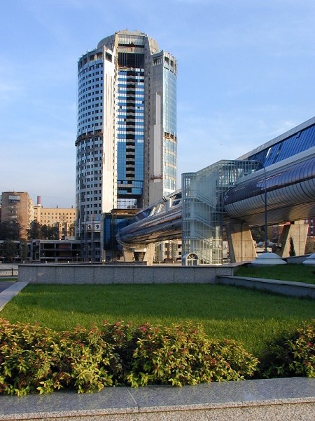 Bagration Bridge pedestrian and Tower 2000, Moscow5.jpg