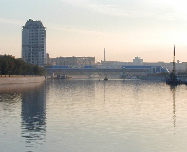 Bagration Bridge pedestrian and Tower 2000, Moscow2.jpg