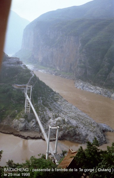 Baidicheng Suspension Bridge, Sichuan Province.jpg