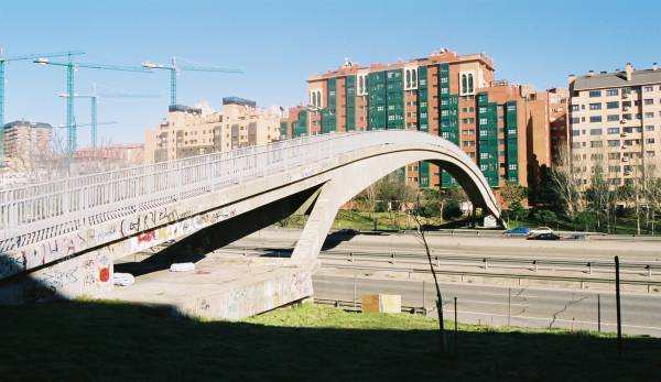 Pasarela sobre la Avenida de la Paz (M-30), Madrid2.jpg