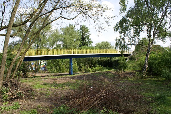 Am Mahnmal Pedestrian Bridge2.jpg