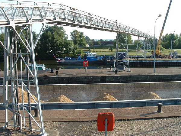 Amfreville Lock - Footbridge.jpg