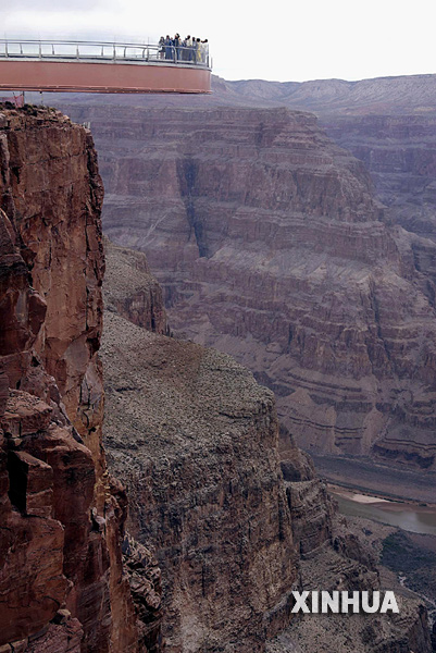 美国亚利桑那州大峡谷上的ｕ形玻璃观景天桥2.jpg
