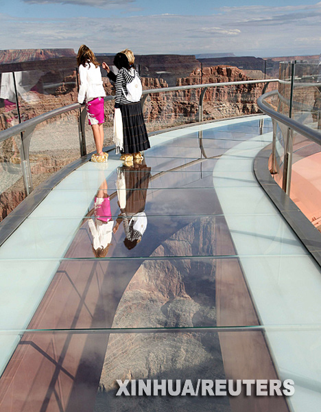 美国亚利桑那州大峡谷上的ｕ形玻璃观景天桥4.jpg