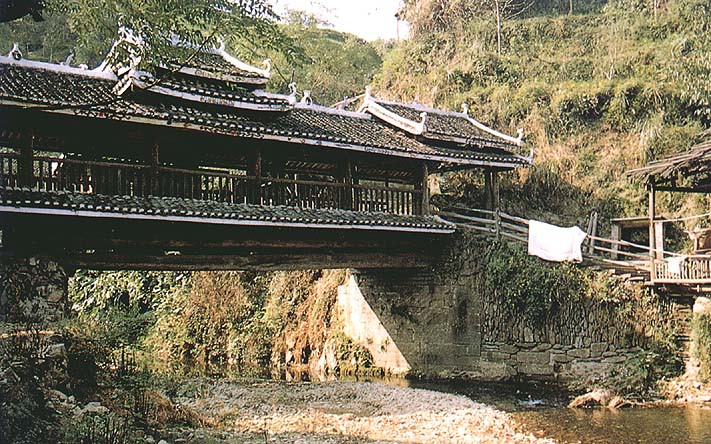 三江单跨岩风雨桥