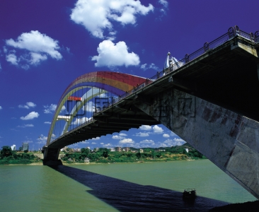 4、中国广西邕宁邕江大桥，主跨312m，建成于1996年