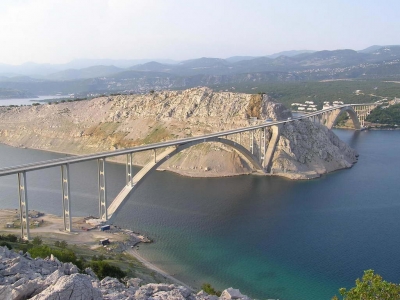 2&19、克罗地亚KRK桥，主跨390m，副跨244m，建成于1980年