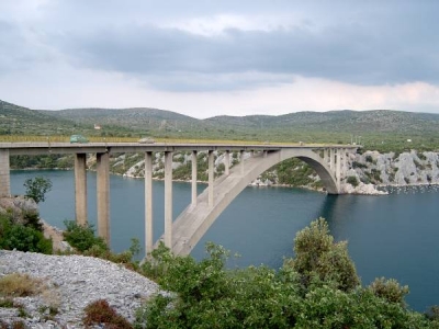 17、克罗地亚Sibenik桥，主跨246m，建成于1966年