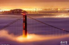 夕阳下大雾涌入金门大桥 宛如来自天堂聚光灯