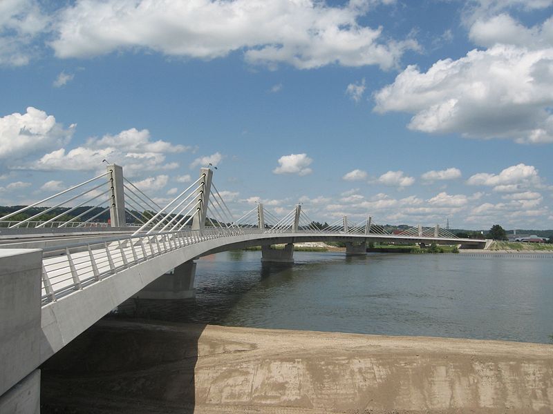 Extradosed Bridge in PtujBrücke über die Drau in Pettau.jpg