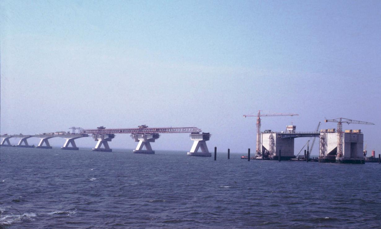 荷兰泽兰东斯海尔德河泽兰大桥（Zeelandbrug）-施工场景