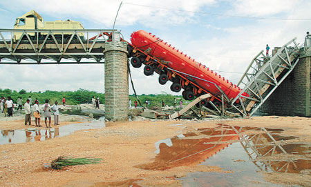 印度暴雨引发桥梁垮塌.jpg