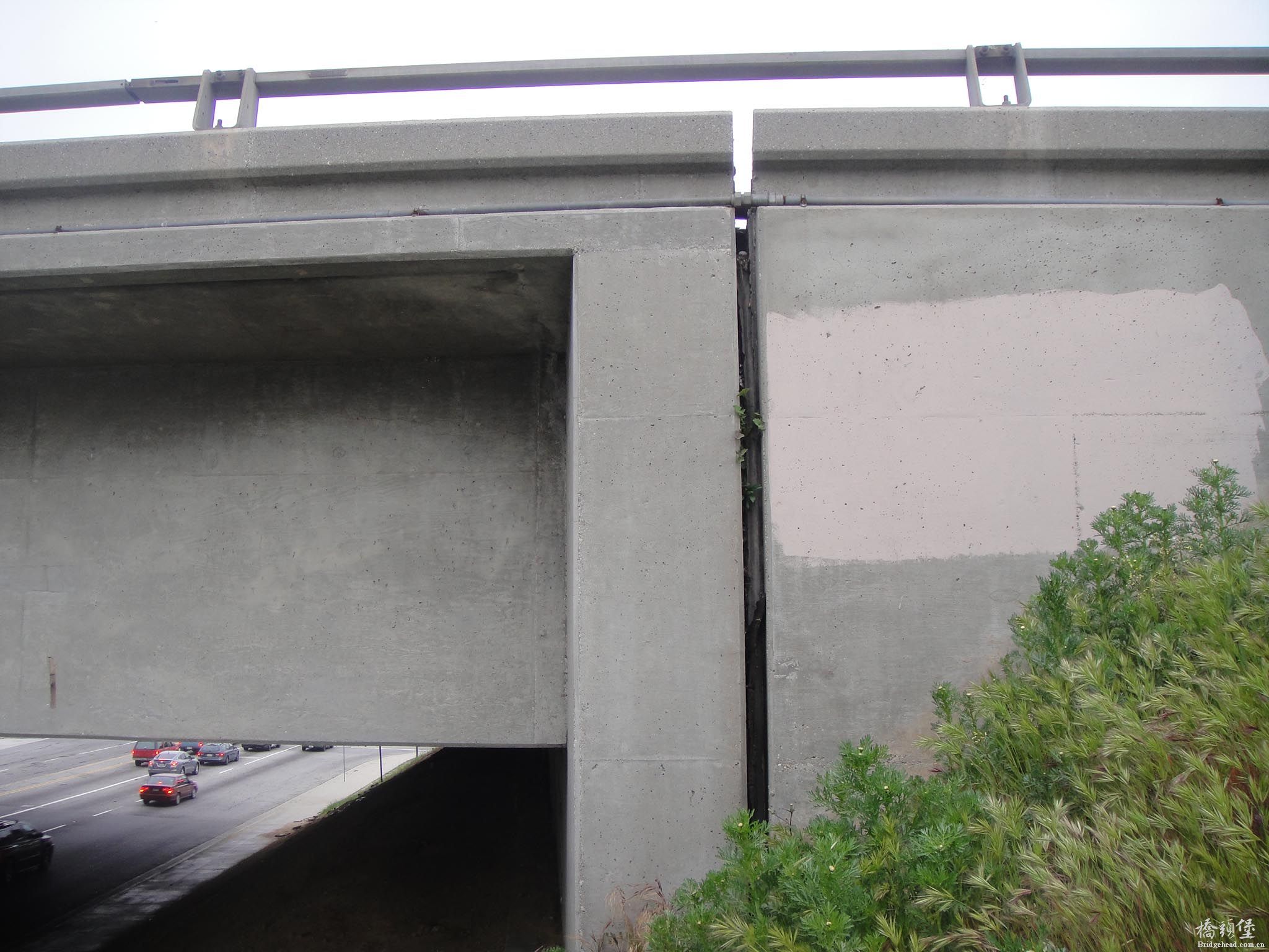 洛杉矶91号高速公路匝道桥桥台正侧面0.jpg