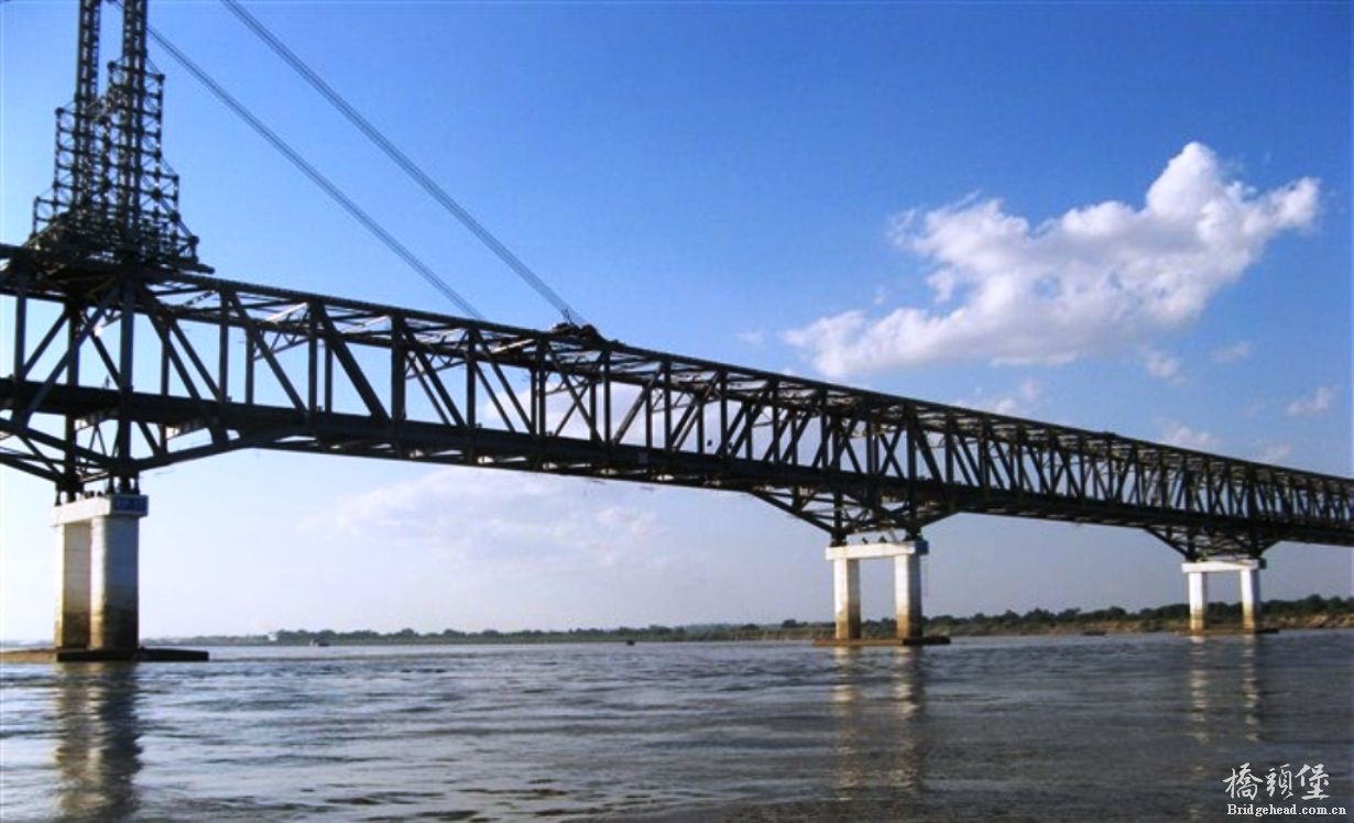 缅甸马圭帕克库伊洛瓦底江帕克库大桥（Pakokku Bridge）钢梁合拢