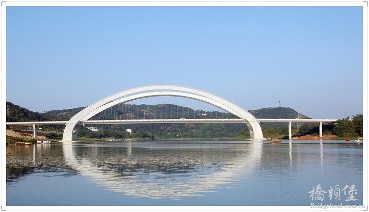 世界上首座大跨径斜吊拱曲线桥梁－南宁大桥
