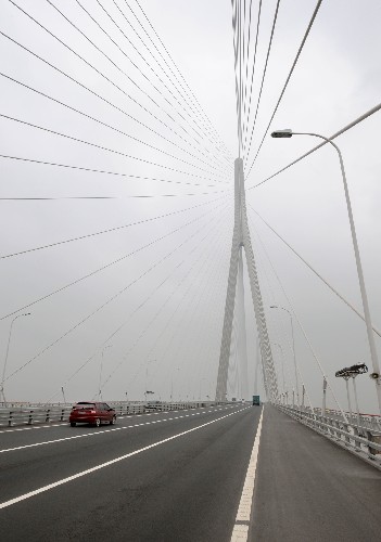 6月30日，汽车行驶在苏通大桥上。