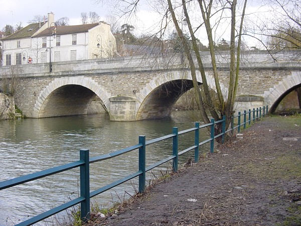 Villeneuve-Saint-Georges Bridge on the Yerres.jpg