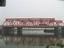 高速公路上的钢桁架桥