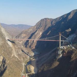 世界最大跨度“单塔”悬索桥——云南绿汁江大桥合龙