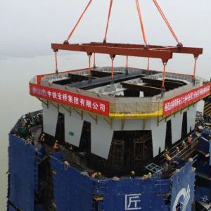 常泰长江大桥钢塔首节段顺利吊装